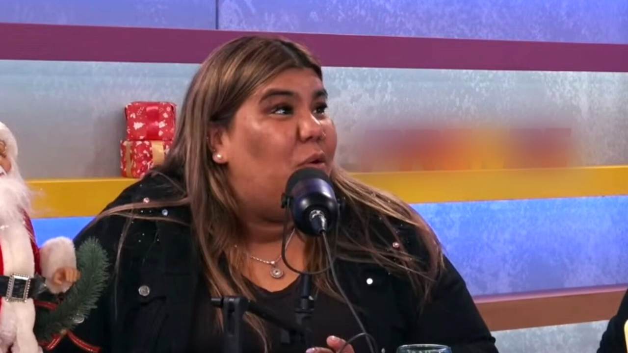 Camilota, con campera negra, habla frente a un micrófono durante una transmisión en estudio.