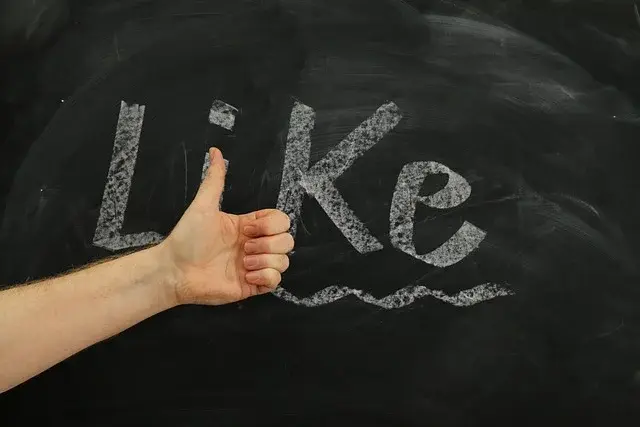 Instalan granjas de "likes" en Colombia: ¿estafa o un negocio real?
