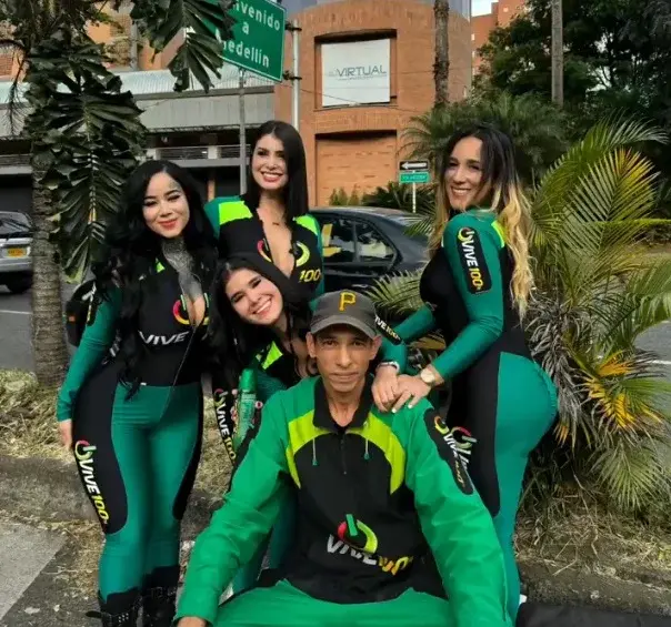 Modelos de OnlyFans ayudan a vendedores ambulantes