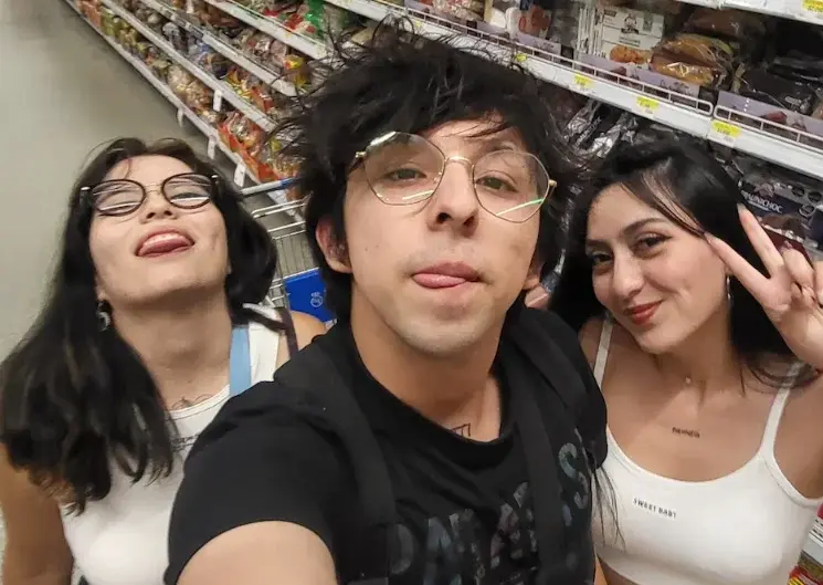 ¡Un éxito!: "Ñoño" crea contenido con una relación poliamorosa